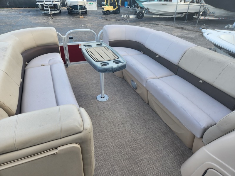 Sun Tracker - 24 DLX Party Barge