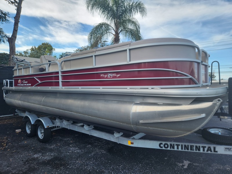 Sun Tracker - 24 DLX Party Barge