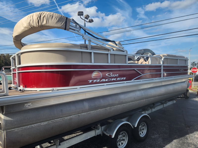 Sun Tracker - 24 DLX Party Barge