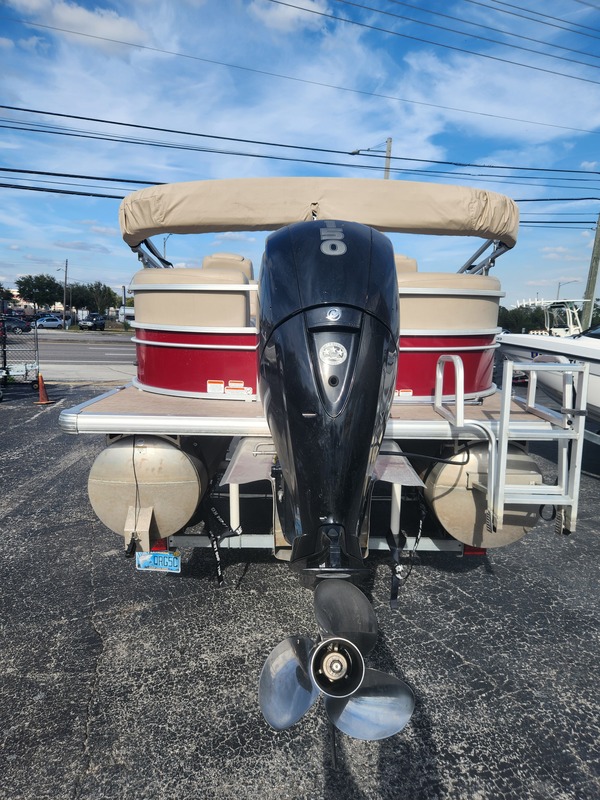 Sun Tracker - 24 DLX Party Barge