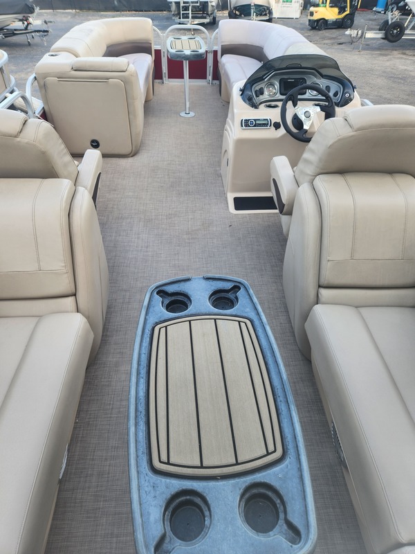 Sun Tracker - 24 DLX Party Barge