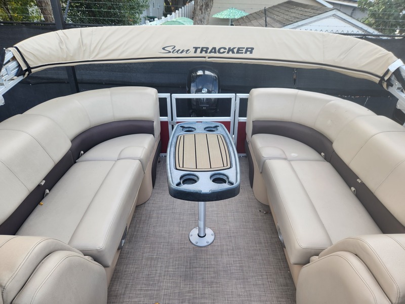 Sun Tracker - 24 DLX Party Barge