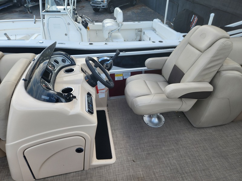 Sun Tracker - 24 DLX Party Barge