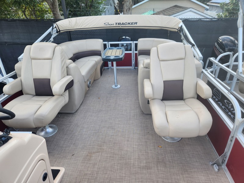 Sun Tracker - 24 DLX Party Barge