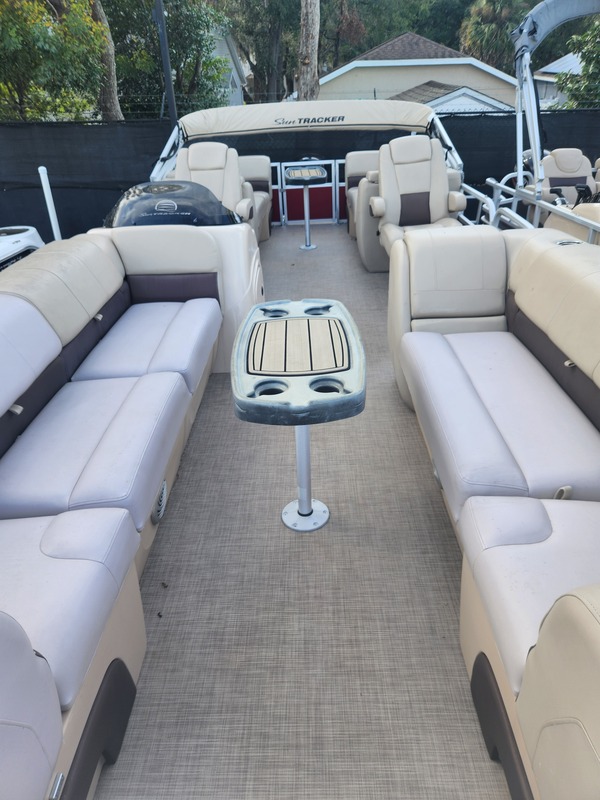 Sun Tracker - 24 DLX Party Barge
