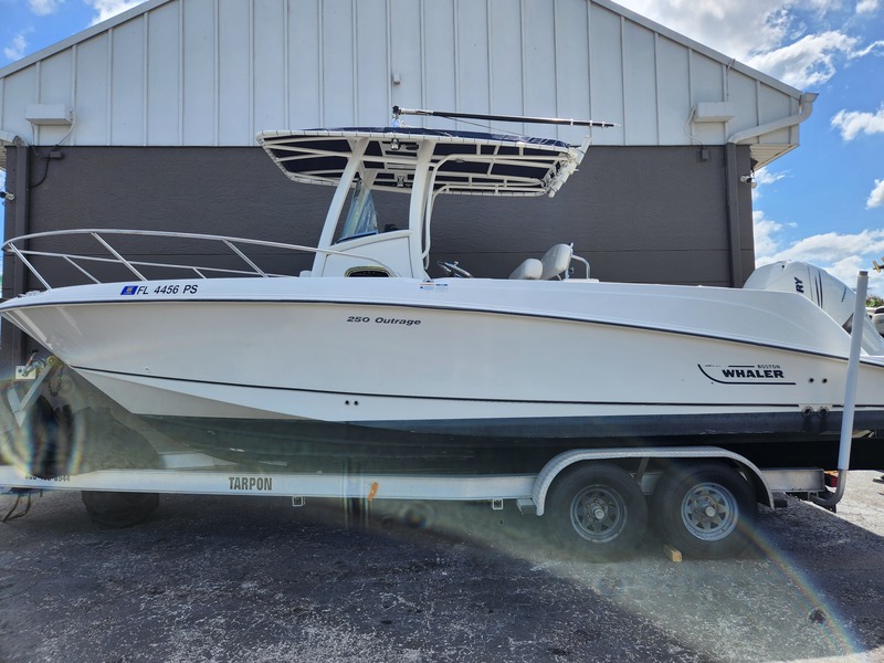 Boston Whaler - 250 Outrage