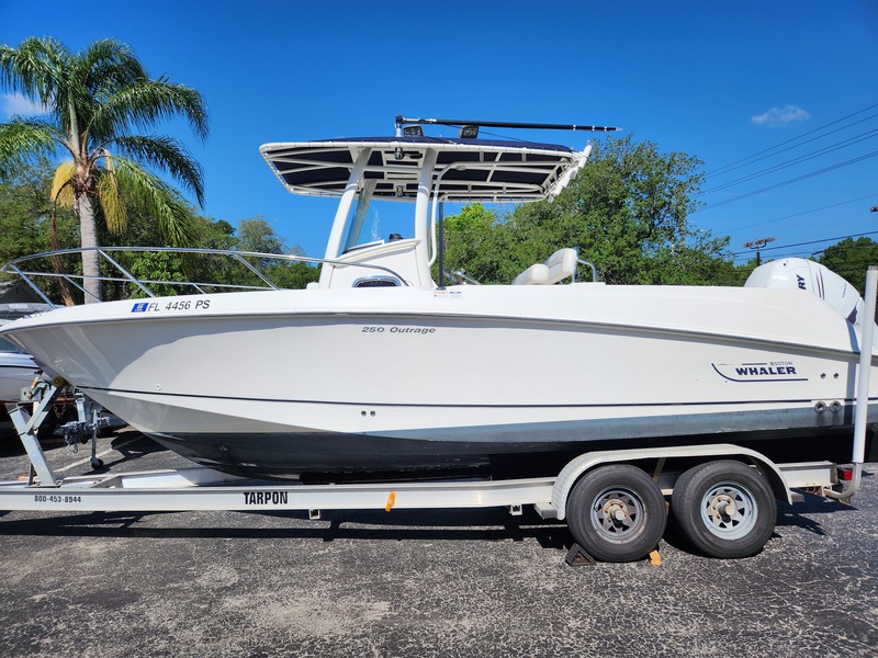 Boston Whaler - 250 Outrage