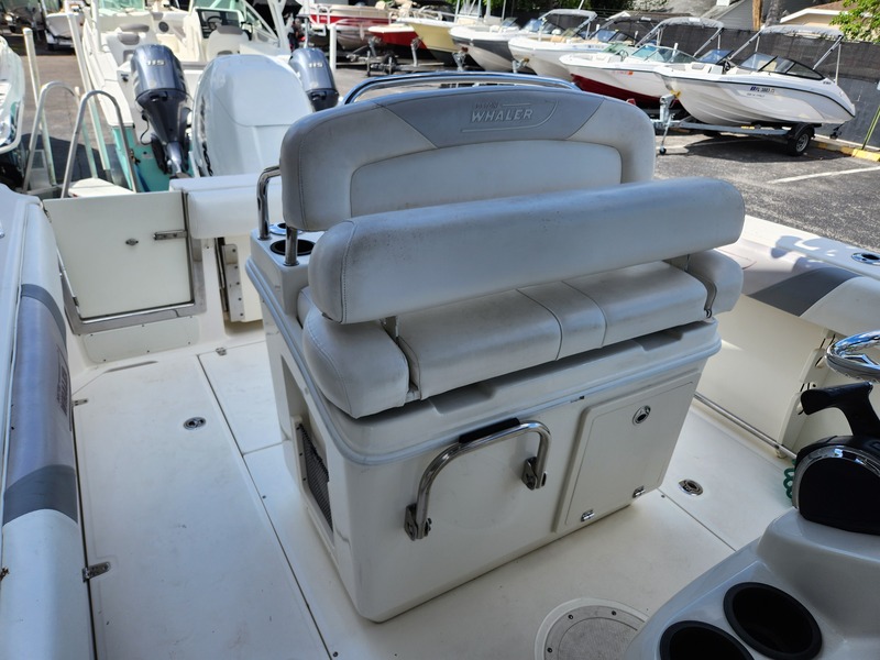 Boston Whaler - 250 Outrage