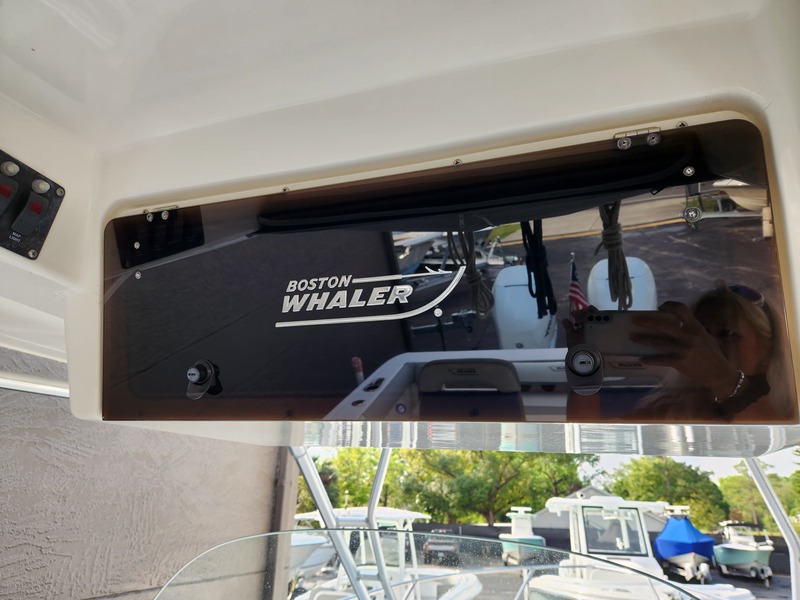 Boston Whaler - 320 Outrage