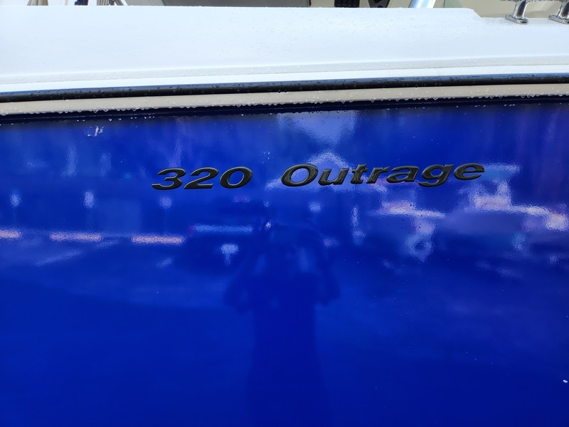 Boston Whaler - 320 Outrage