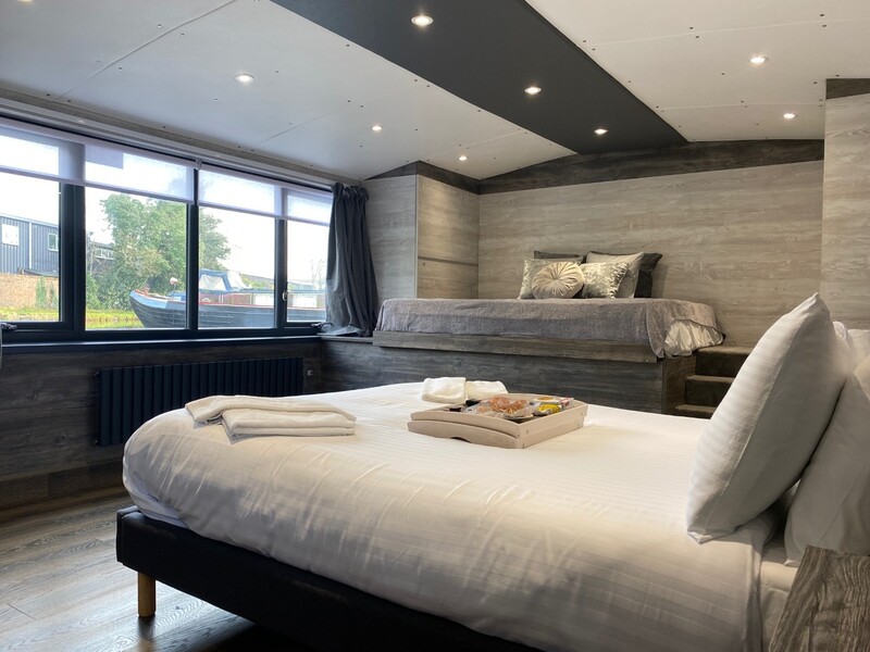 Barge - Houseboat