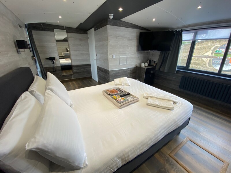 Barge - Houseboat